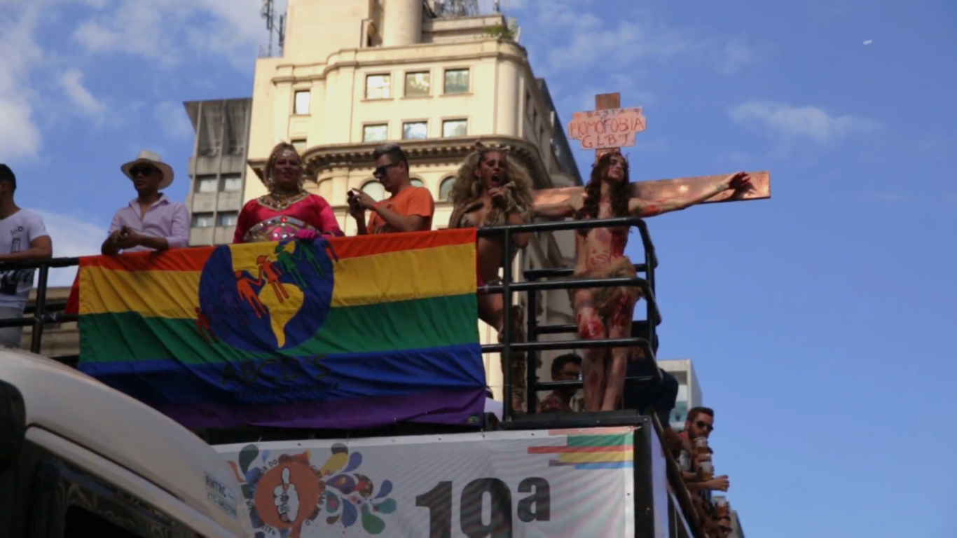 Projeto de Lei quer proibir símbolos cristãos em paradas LGBT