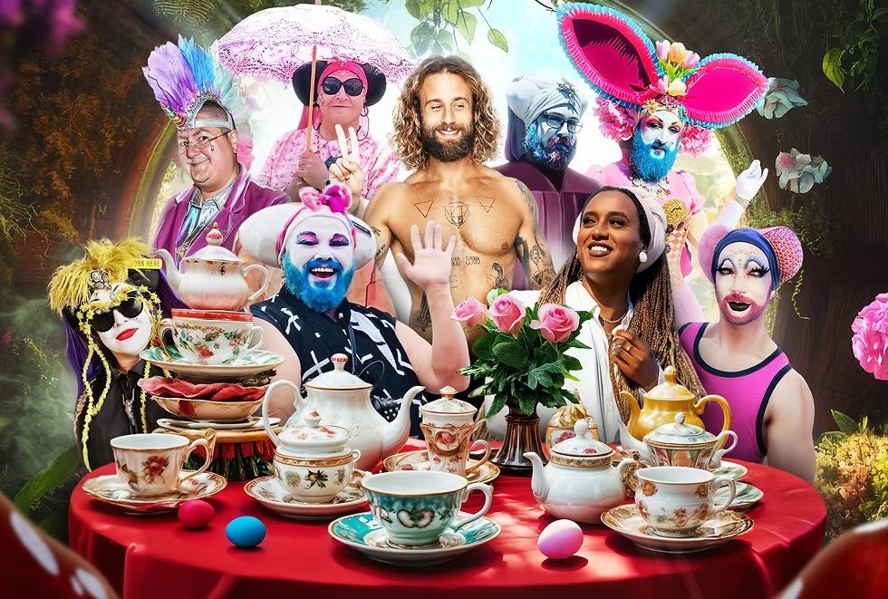 Grupo de drag queens zomba de Jesus e do Cristianismo em evento de Páscoa para crianças