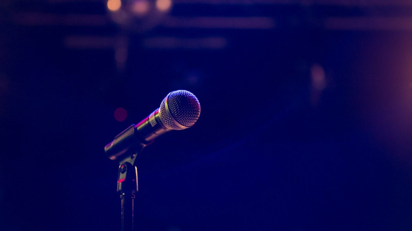 ‘Inconstitucional’: Escola proíbe aluno de cantar louvor em show de talentos nos EUA