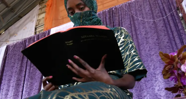 Torturada pelos pais por seguir Jesus, nigeriana inspira com sua fé: “Foi a escolha certa”