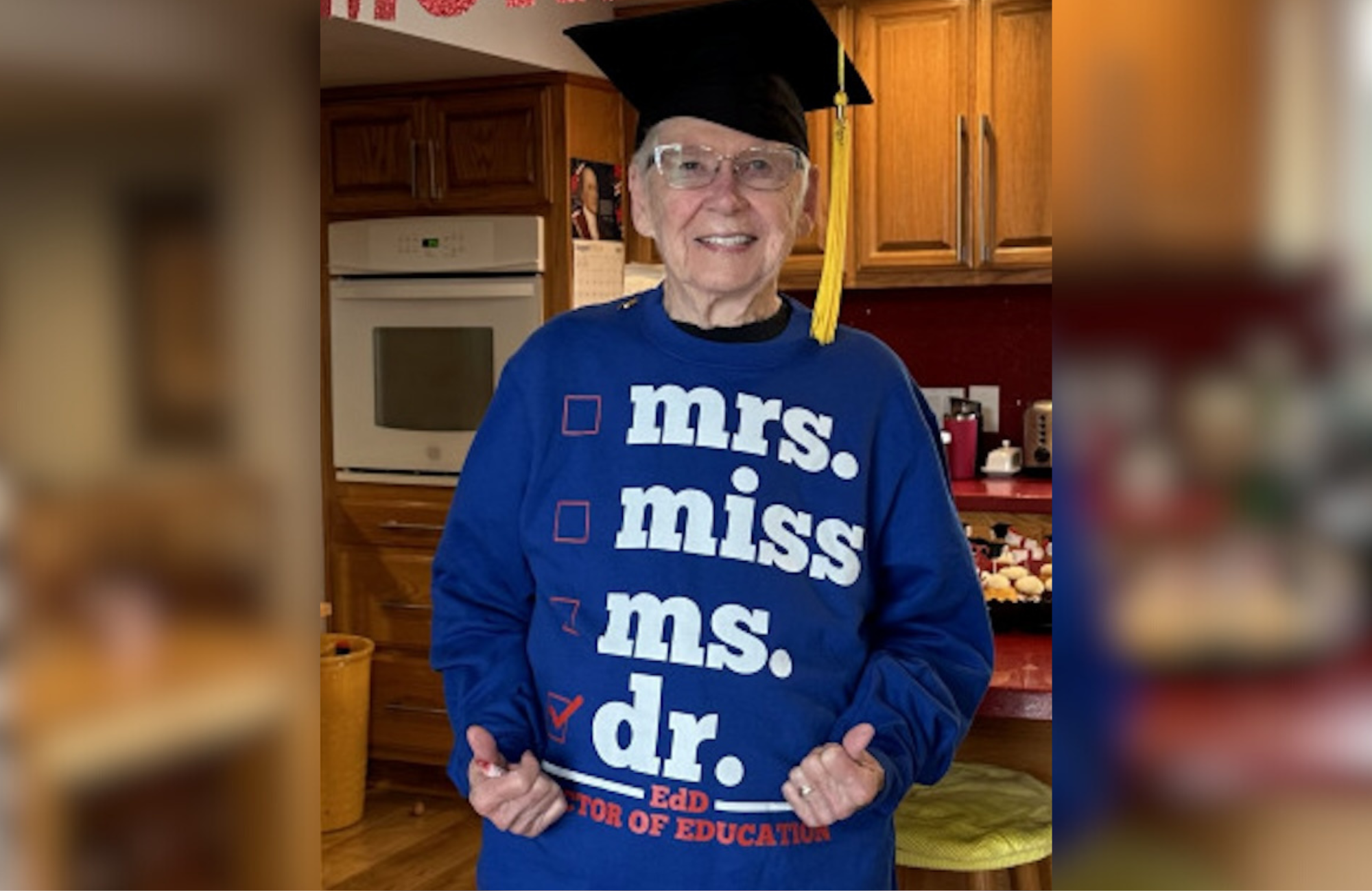 Aos 94 anos, cristã realiza sonho dado por Deus ao obter seu doutorado em Educação