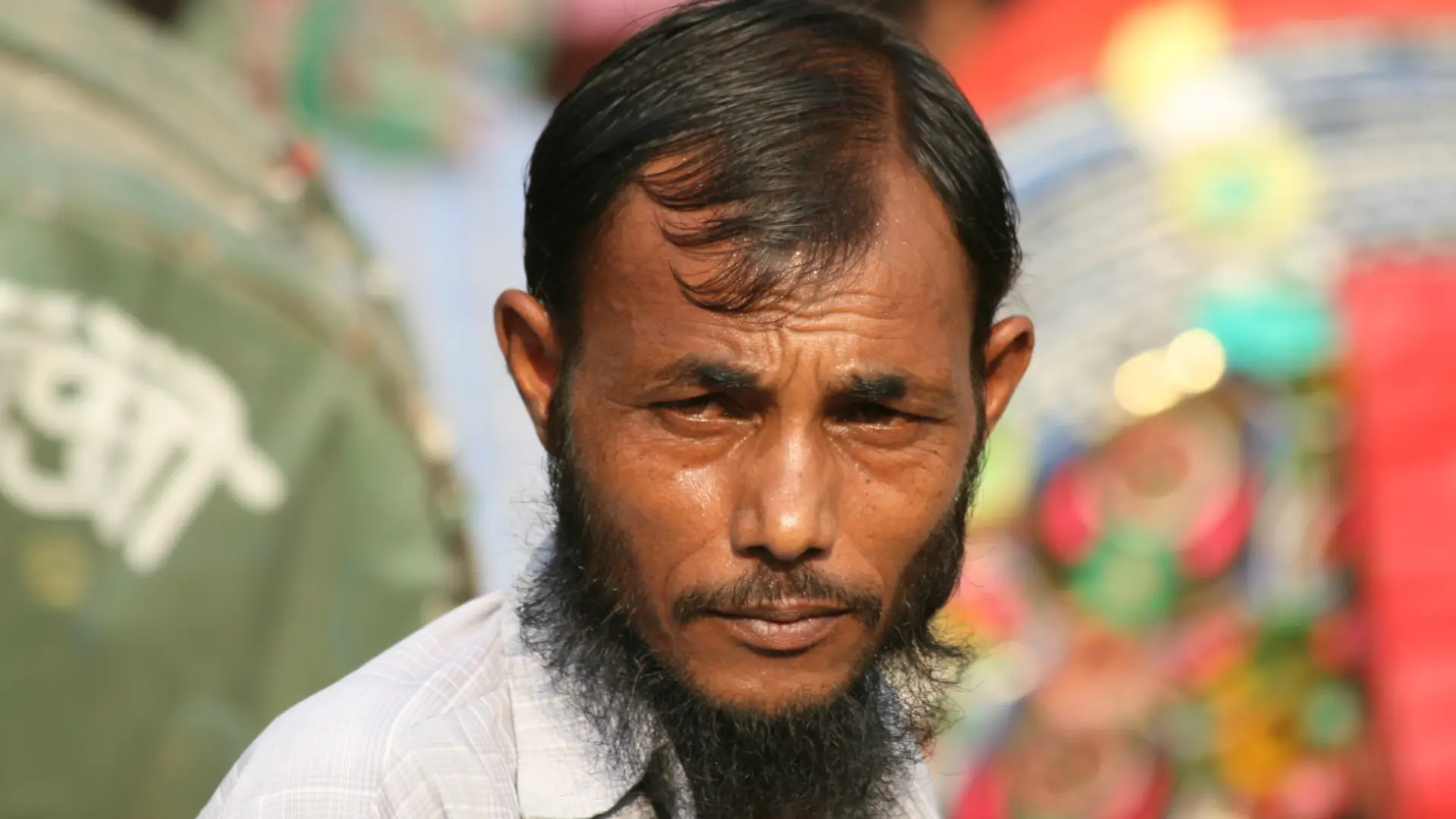 Cristão é espancado por multidão após falar de Jesus em sua barbearia, em Bangladesh
