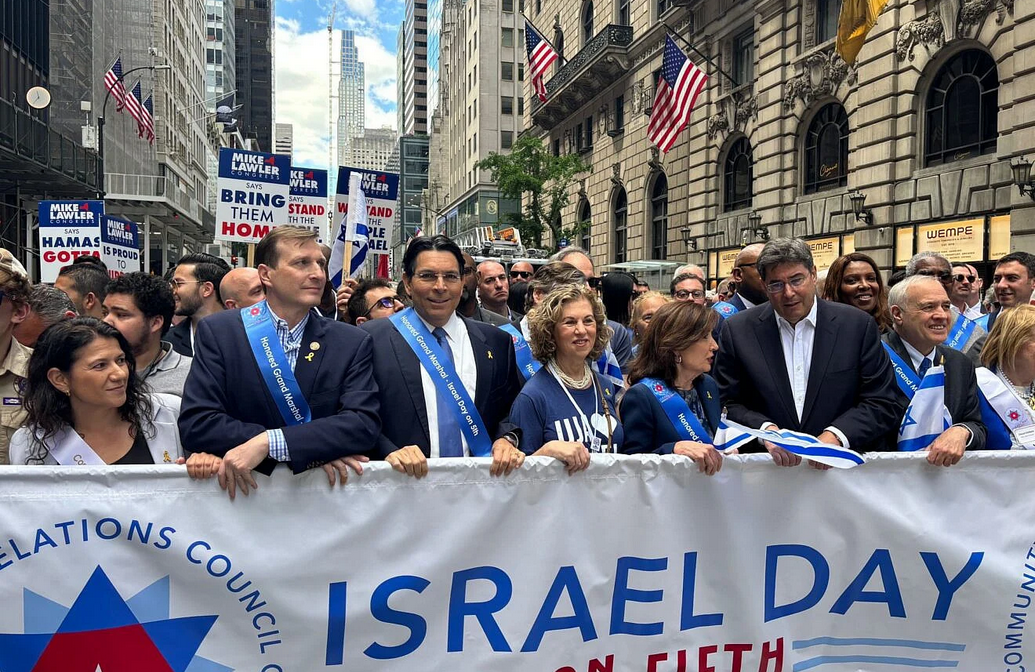 Milhares marcham no “Dia de Israel” em Nova York: ‘Vocês não estão sozinhos’