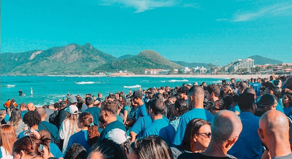 Igreja batiza mais de 1.200 pessoas em praia no RJ: “Famílias se renderam a Cristo”
