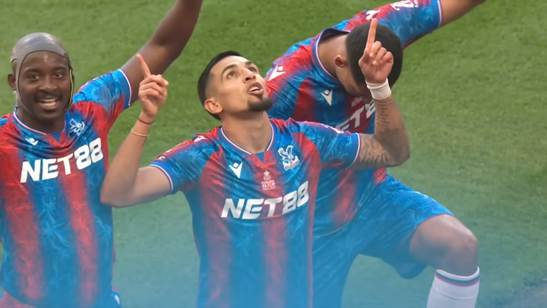 Após vitória histórica, atletas do Crystal Palace se ajoelham e oram: ‘Toda glória a Jesus’