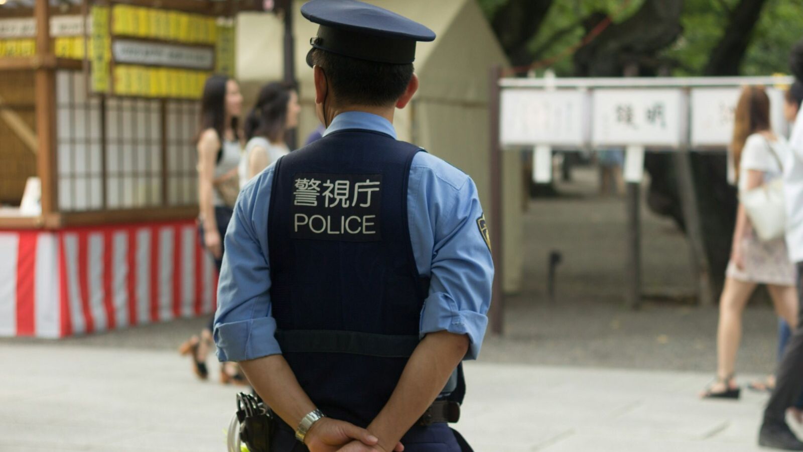 Policiais invadem culto e acabam sendo evangelizados por cristãos na China