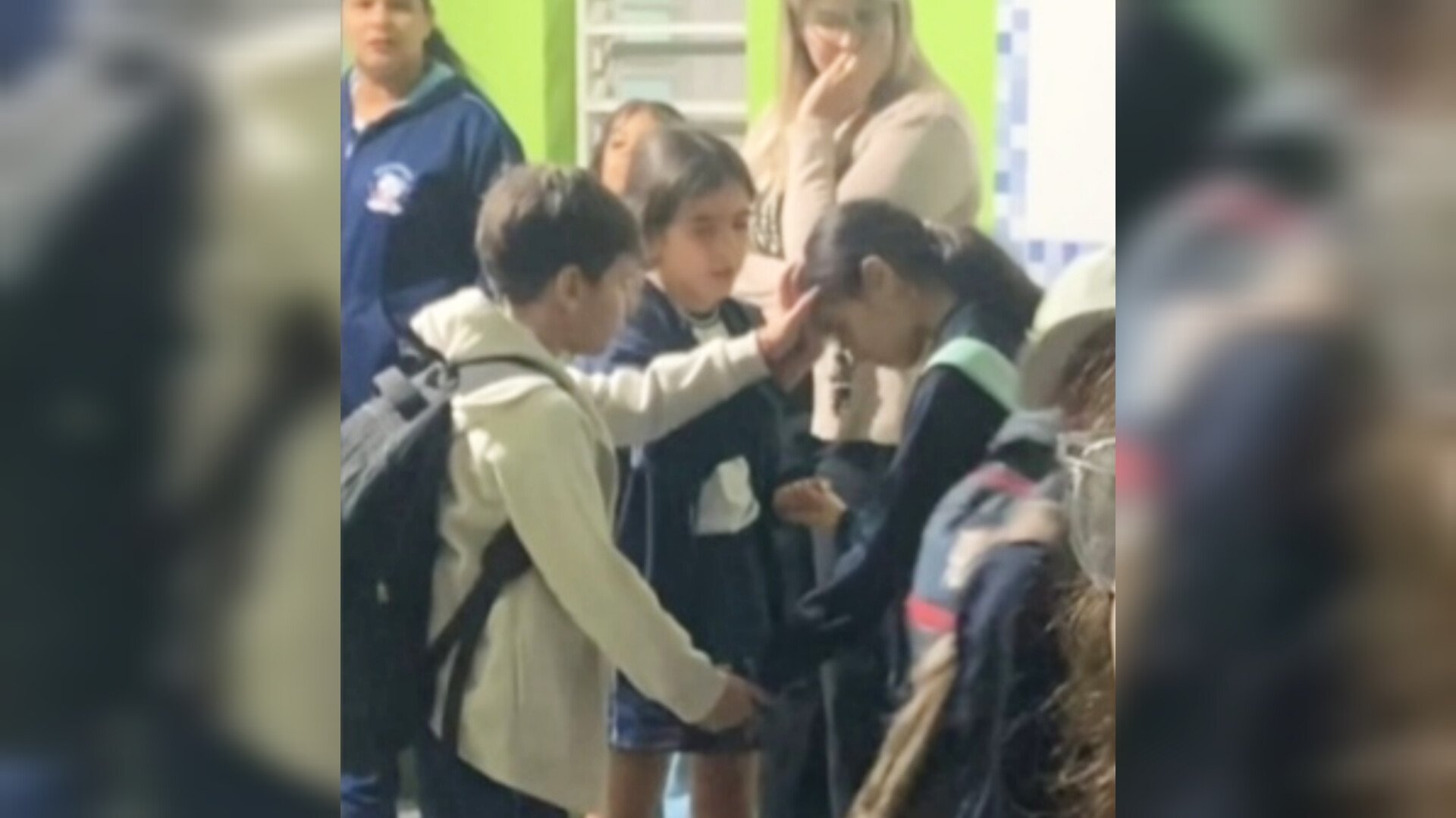 Pai se emociona ao ver crianças orando por sua filha na escola: “A fé delas tem poder”
