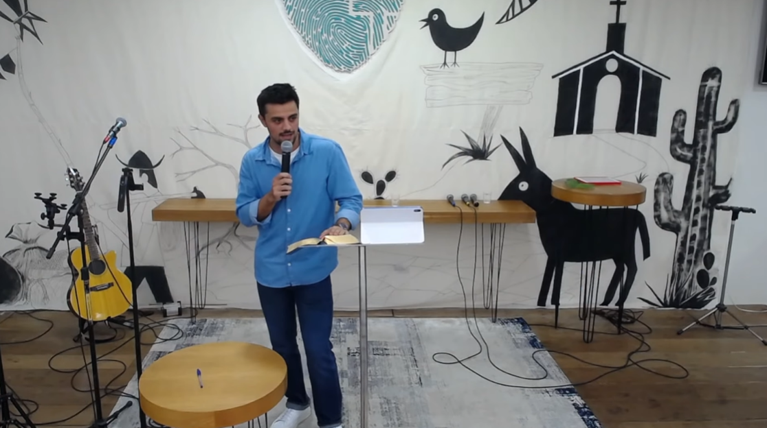Ator Felipe Simas prega em igreja no Rio: ‘Jesus nos deu acesso ao Pai’