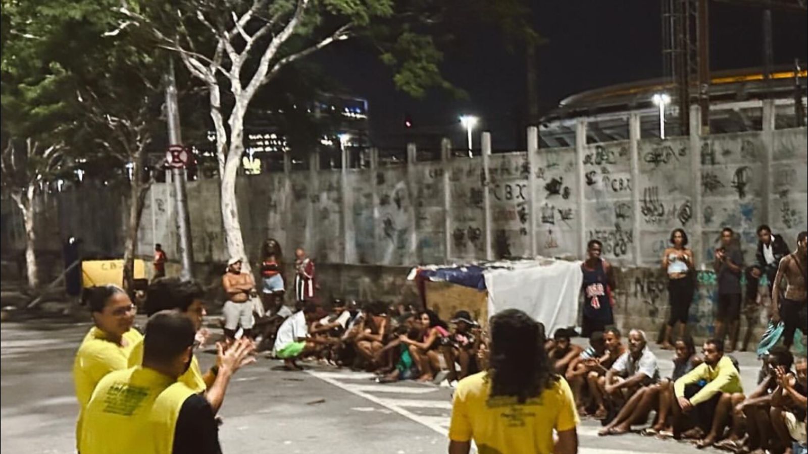 Missão evangeliza mais de 100 moradores de rua perto do Maracanã: ‘Precisamos ser luz’