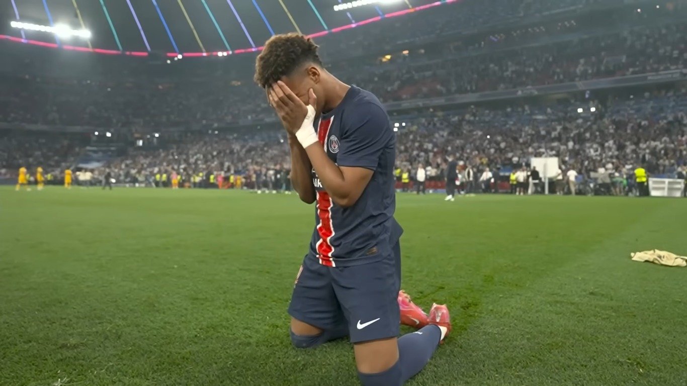 Jogador do PSG ora em campo após ganhar a Champions League: “Glória a Deus”