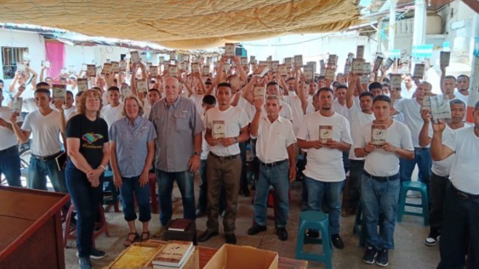Missão distribui mais de 1.000 Bíblias em prisão de Honduras
