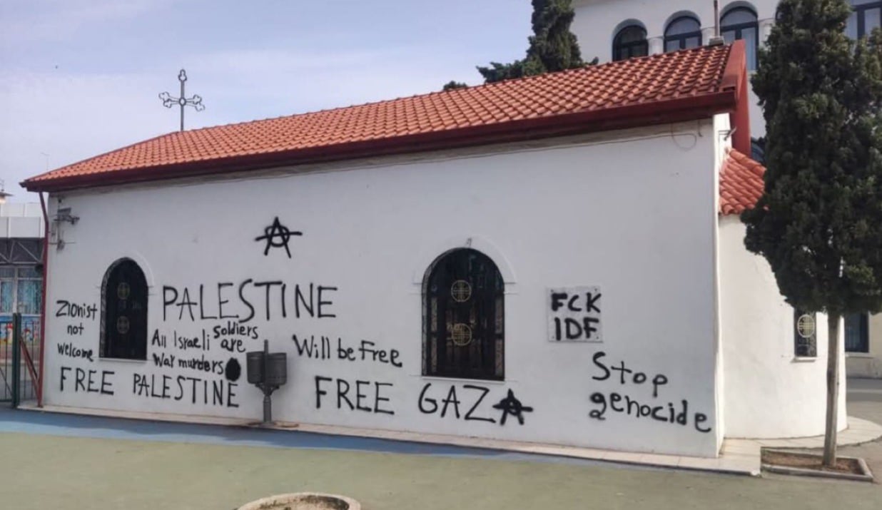 Igreja é vandalizada com pichações antissemitas e anti-Israel na Grécia