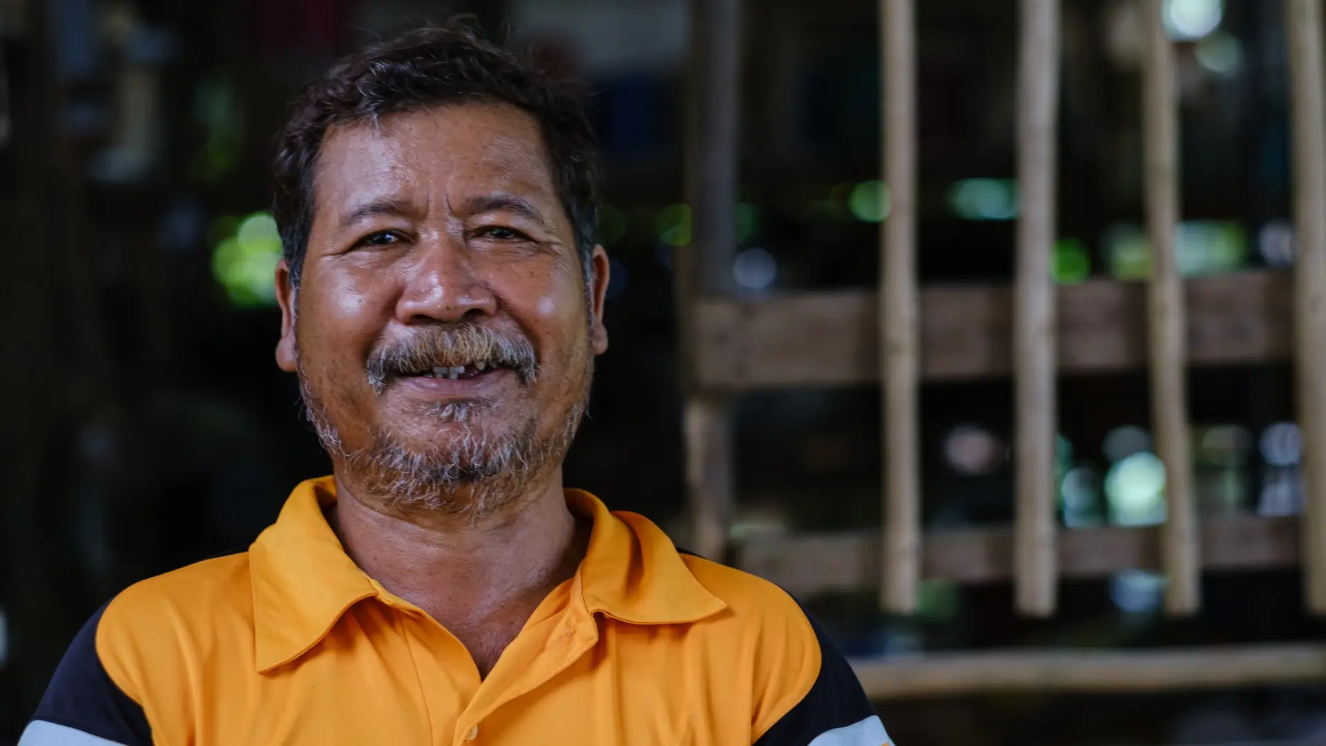 Homem abandona feitiçaria e aceita Jesus após ser evangelizado por missionário chinês 
