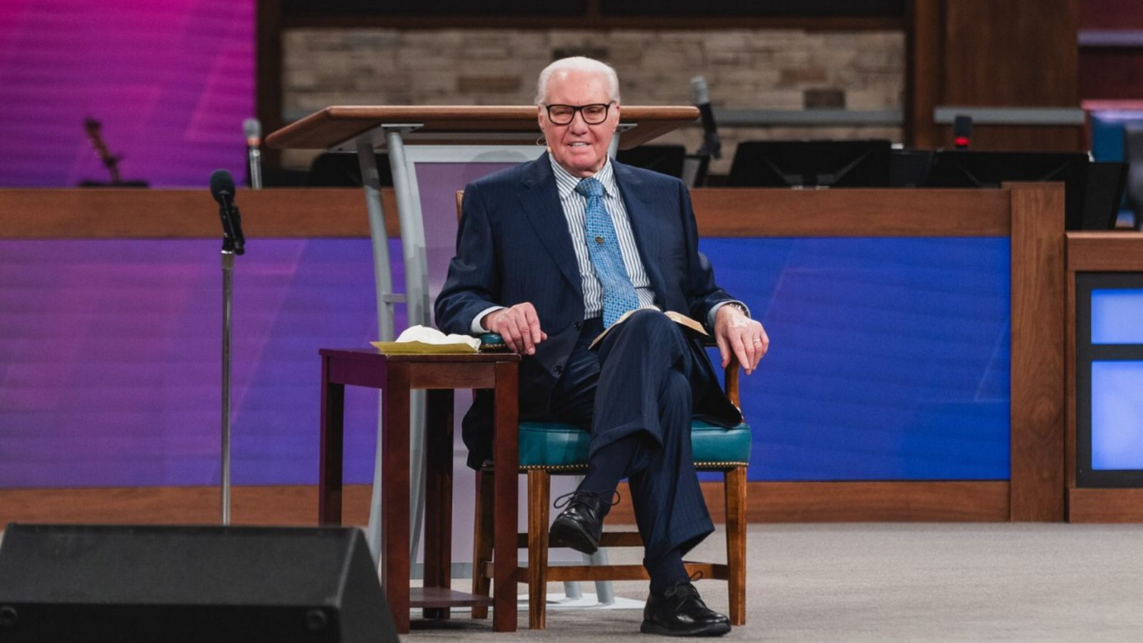 Família de Jimmy Swaggart pede orações após evangelista sofrer parada cardíaca 