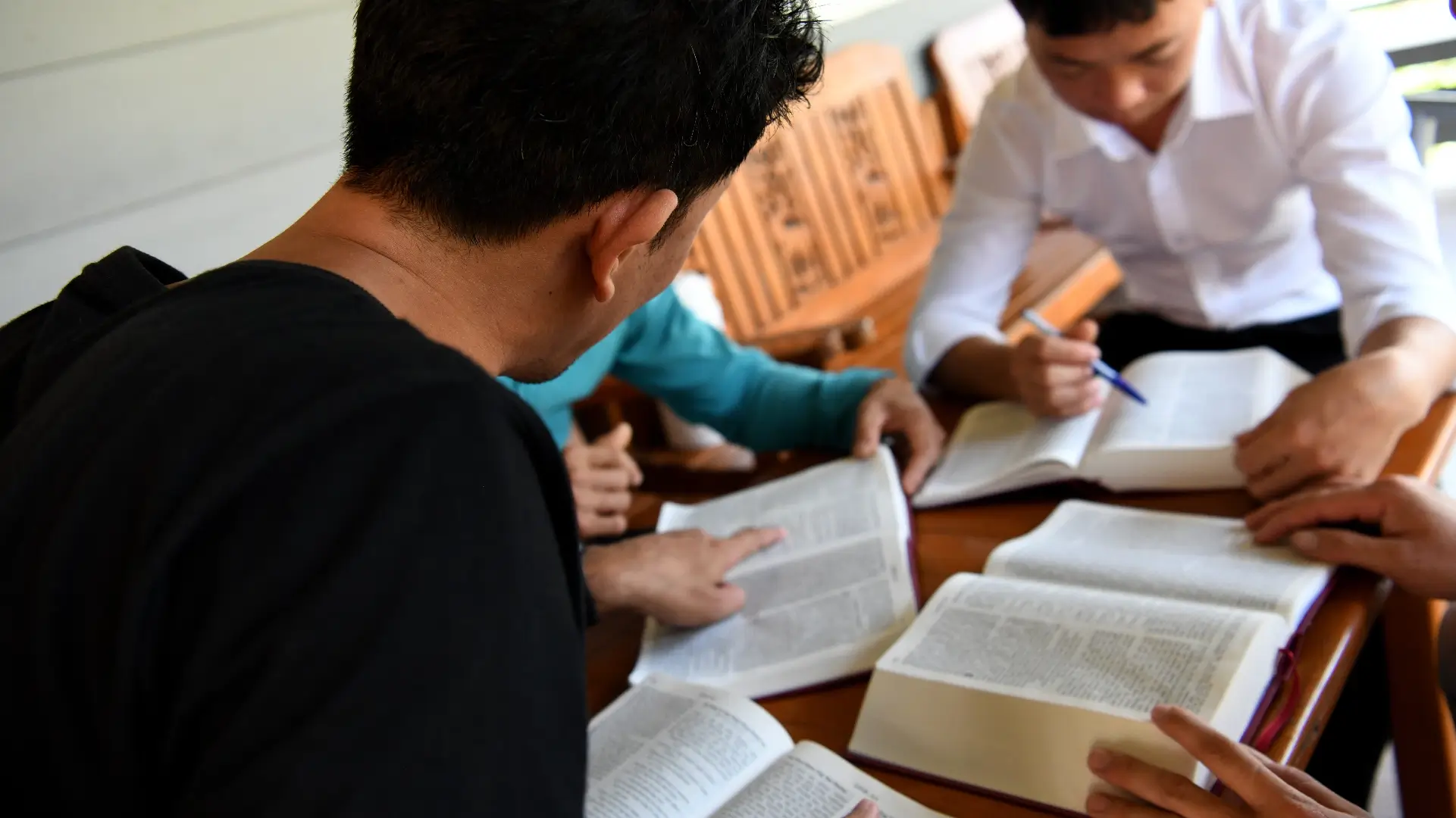 Polícia interrompe culto e prende 8 cristãos na China