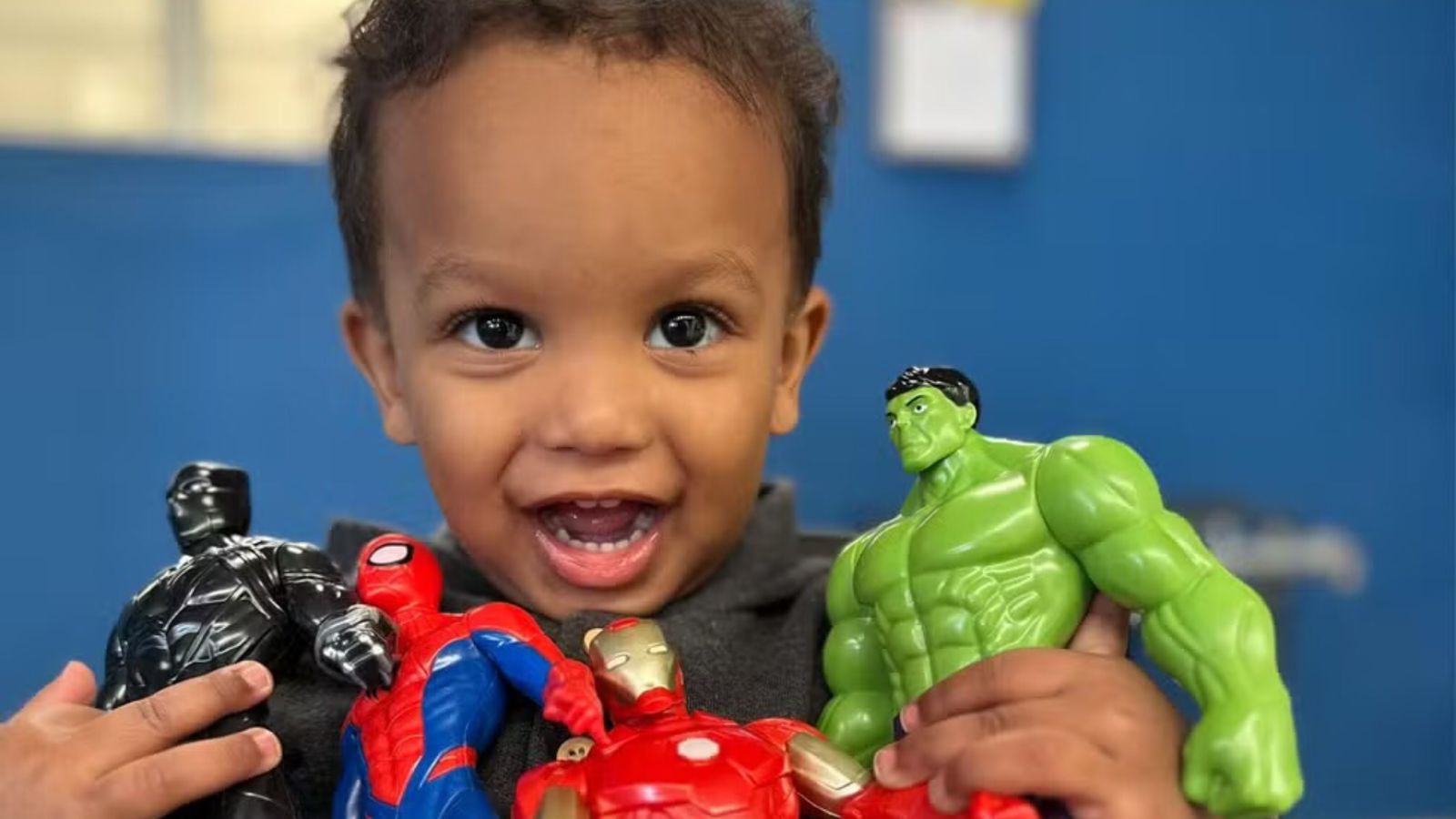 Menino de 2 anos volta à vida após 10 minutos submerso em piscina: “Ele é um milagre”
