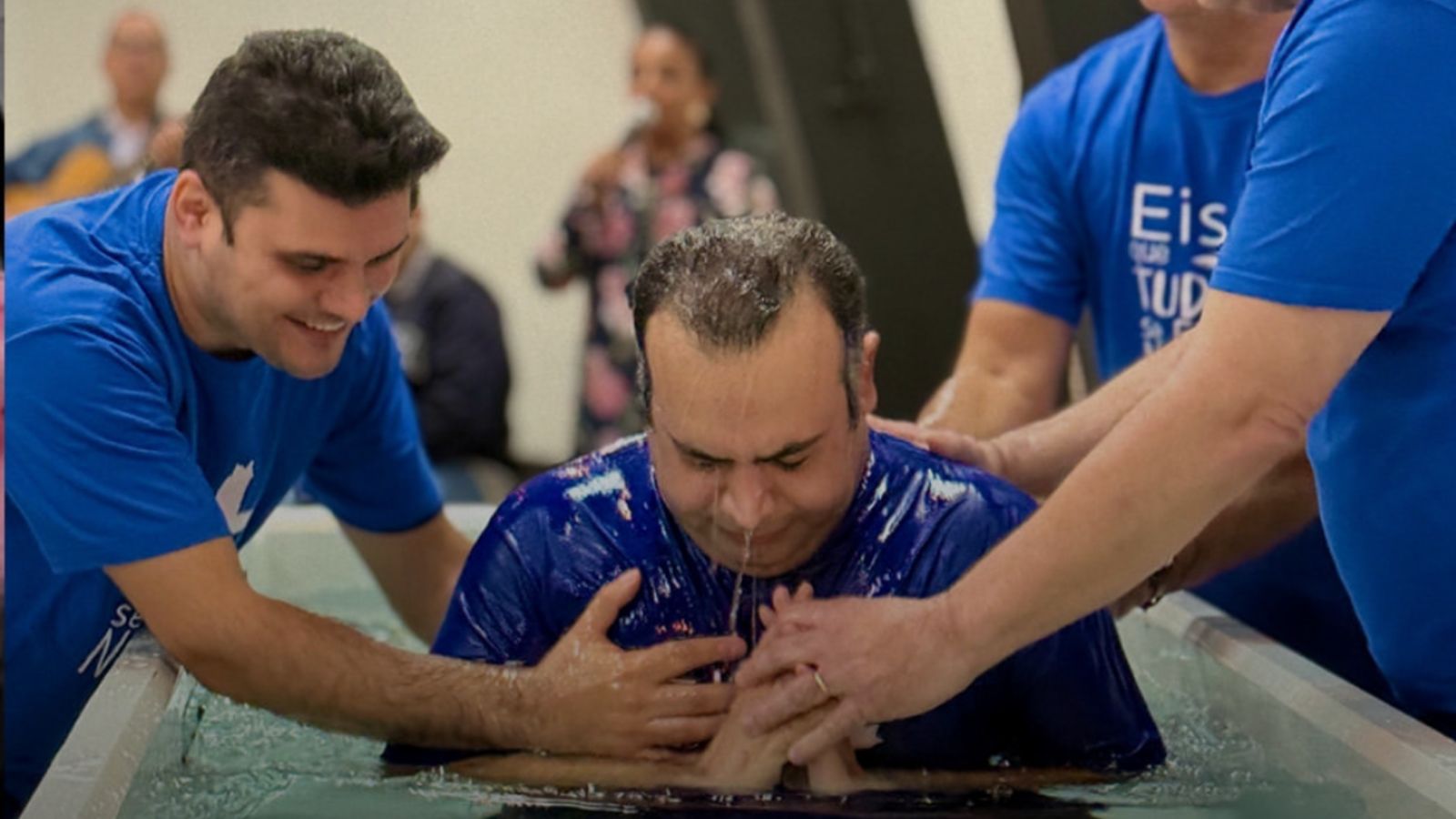 “Marco histórico”: Iranianos são batizados em Igreja Persa em São Paulo