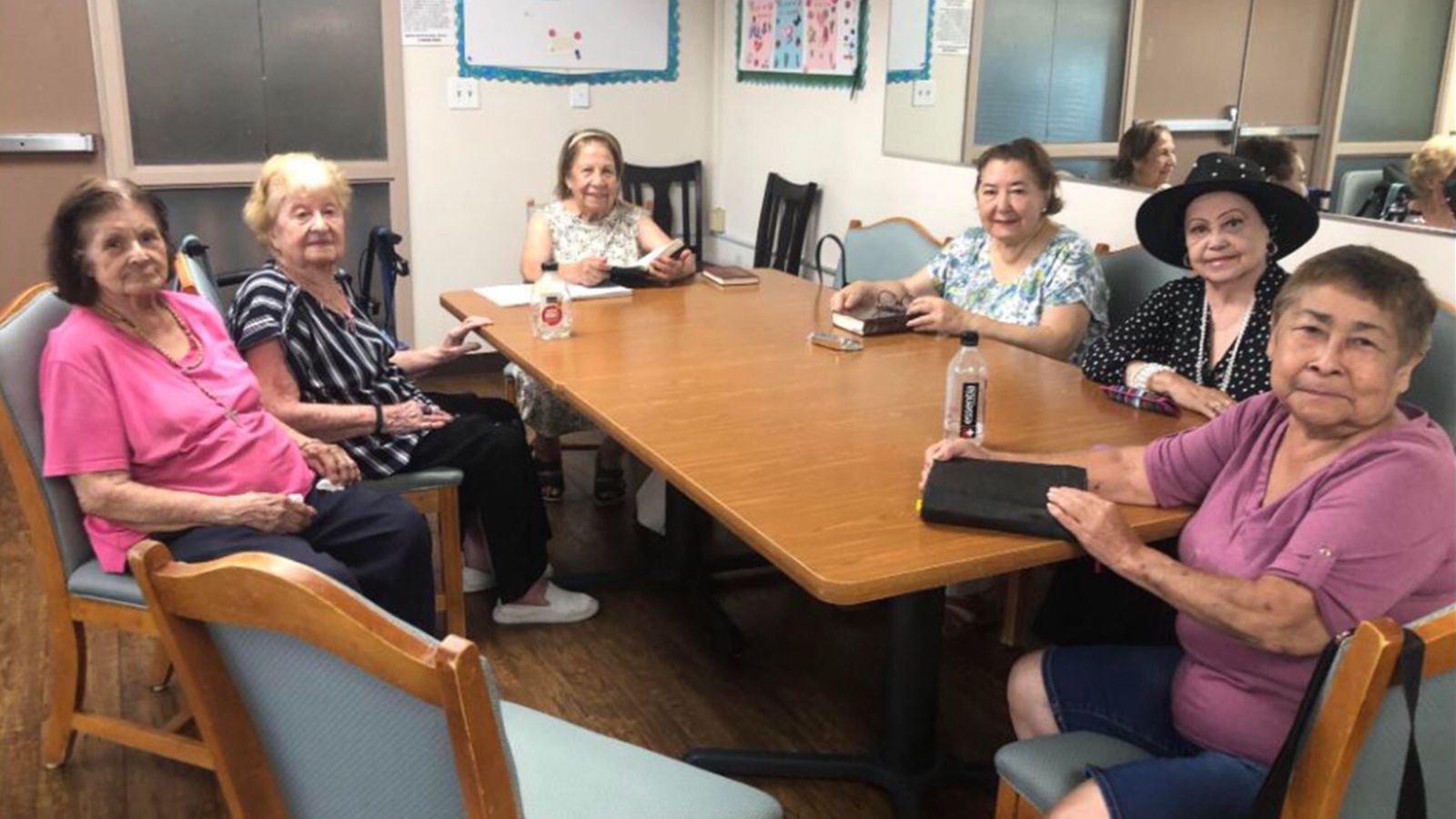 Missionária de 85 anos ministra estudo bíblico para idosas: ‘Deus é a minha força’