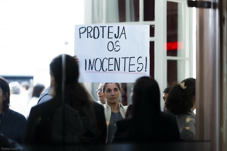 Justiça suspende lei que previa cartazes contra o aborto em unidades de saúde no RJ