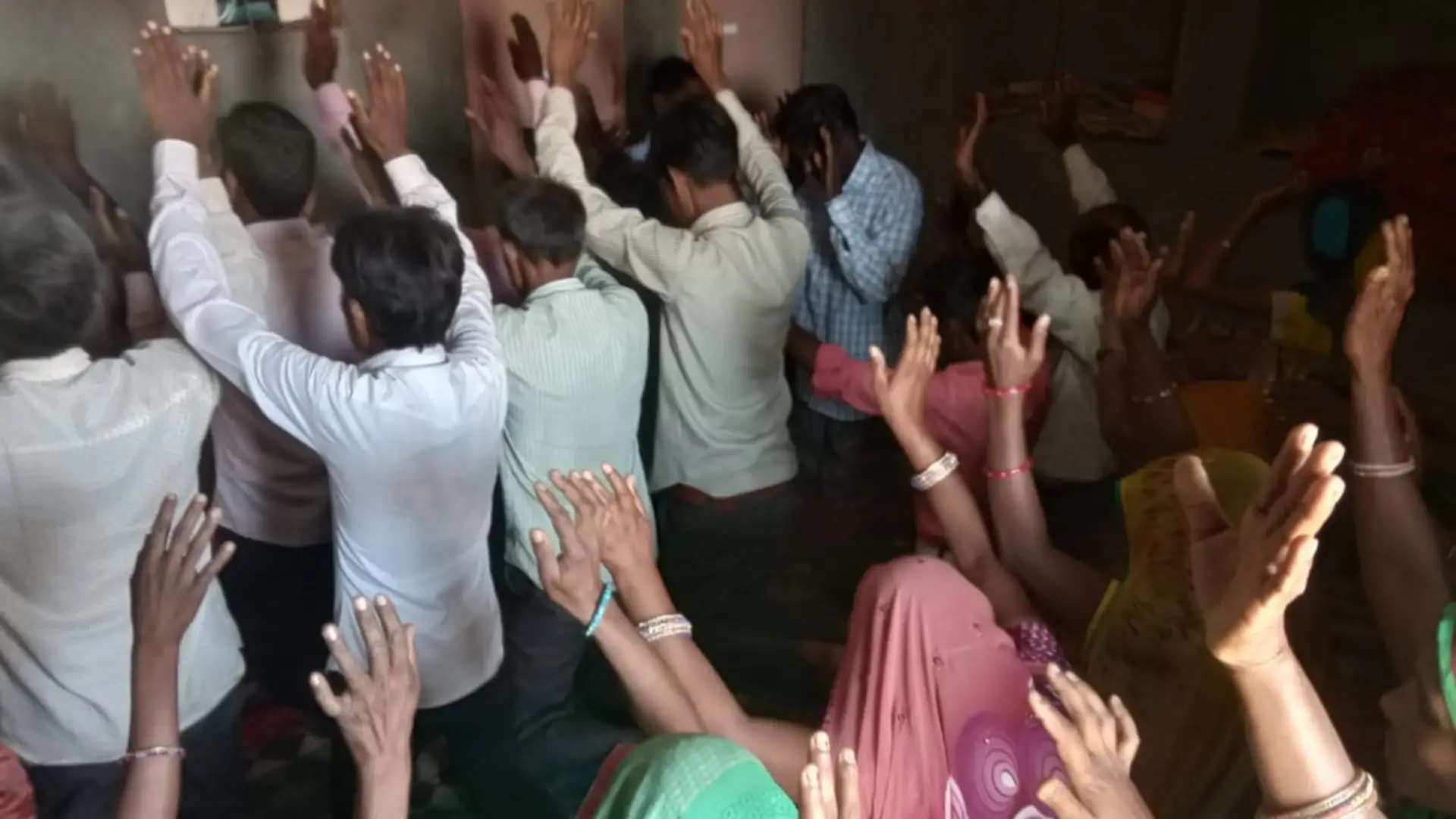 Bíblias são queimadas e cristãos agredidos em ataque de extremistas hindus na Índia