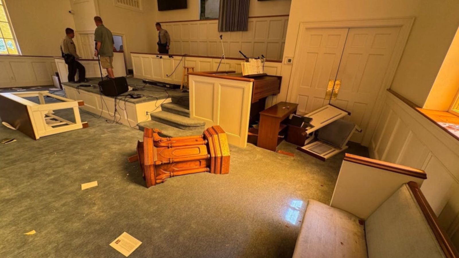 Após igreja ser vandalizada, cristãos oram por criminoso nos EUA: ‘Que conheça a Cristo’
