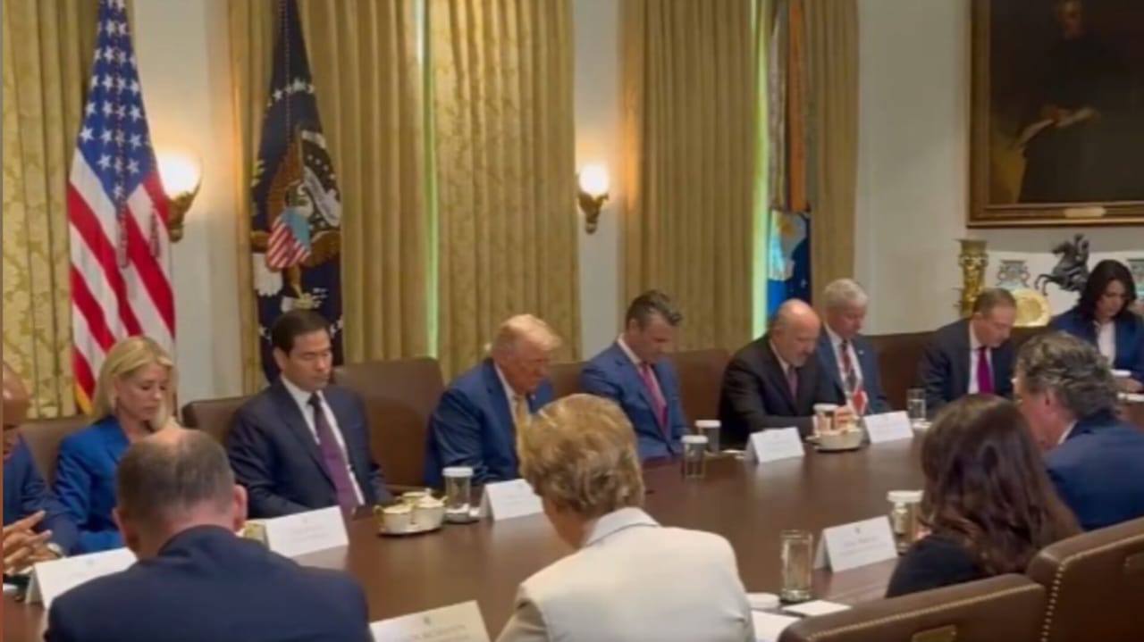 Trump e gabinete oram pelo Texas após enchente devastadora: “Nos capacite para ajudar”