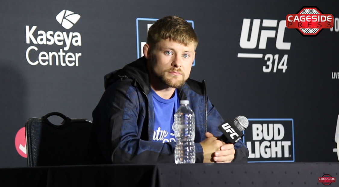 Lutador do UFC fala de sua fé em coletiva de imprensa: “Precisamos de Jesus”
