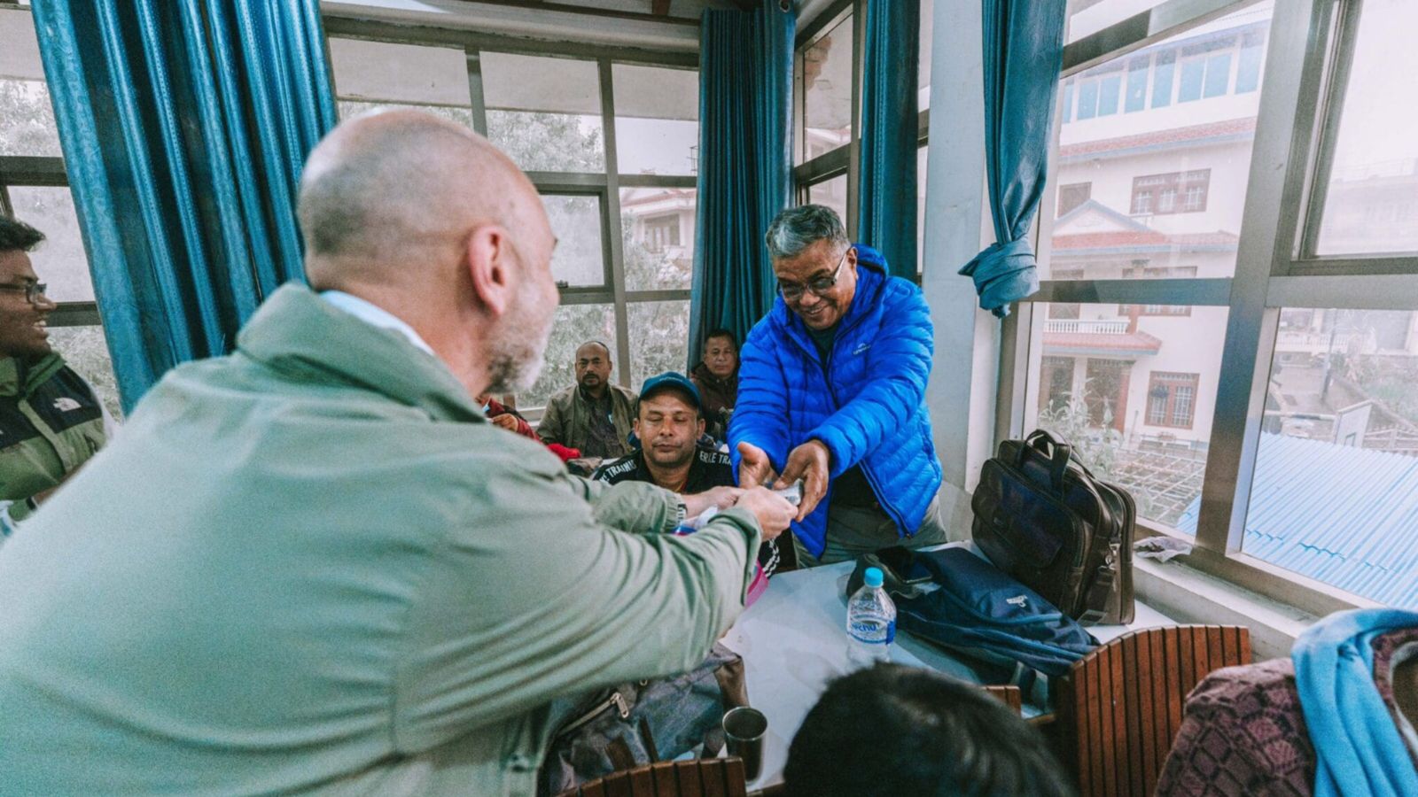 Proibidos de evangelizar, cristãos pregam o Evangelho em segredo com Bíblias em áudio