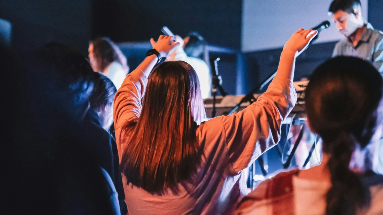 Jovens britânicos estão cada vez mais abertos a Jesus, diz pesquisa