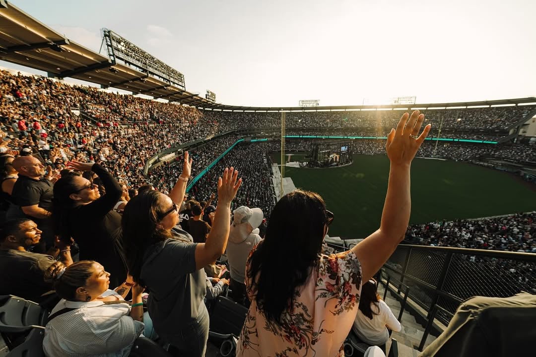 Multidão lota estádio e 6.500 se entregam a Jesus, nos EUA: “Presença de Deus era palpável”