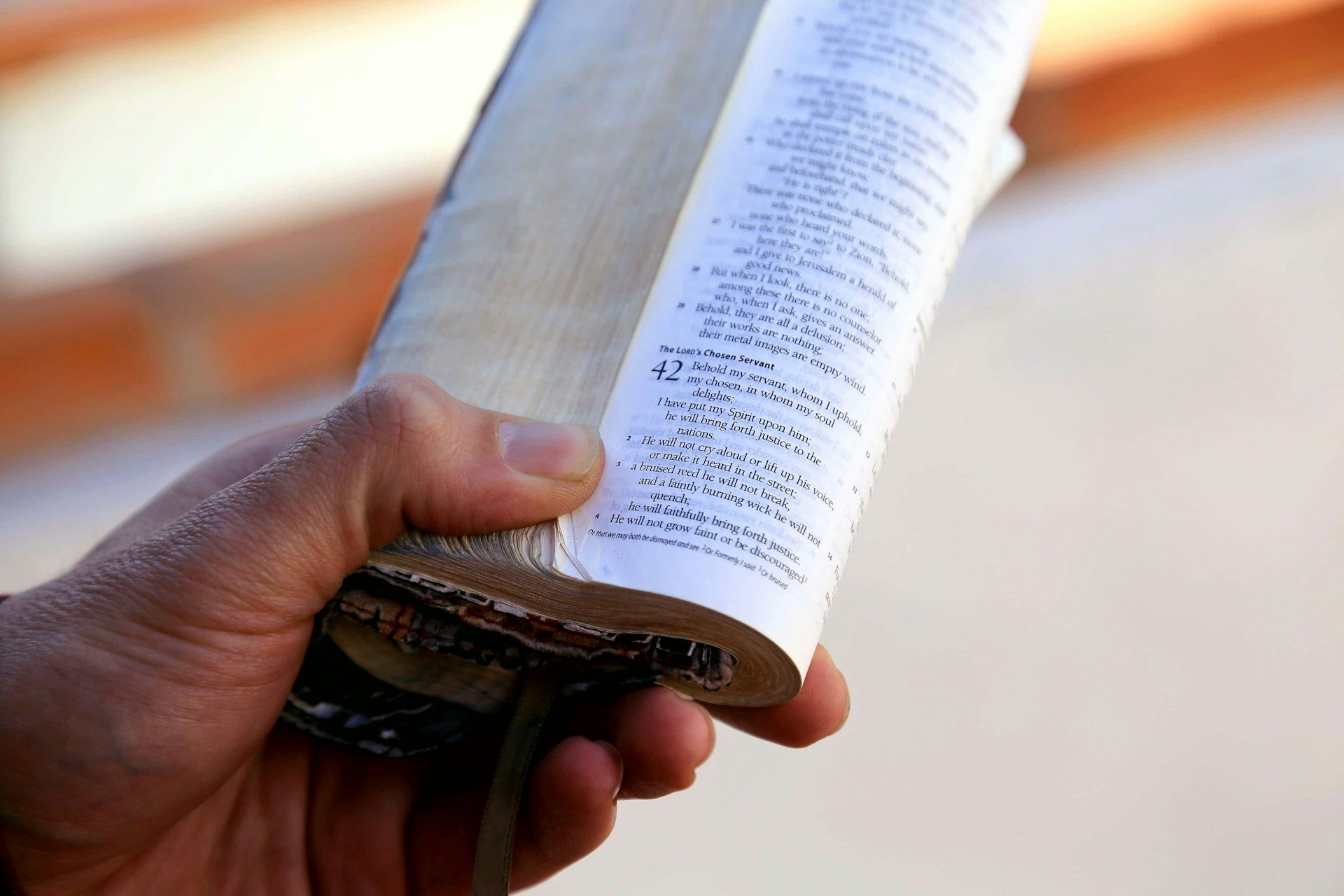 Quando a fé se politiza: Os riscos da igreja-comunista 