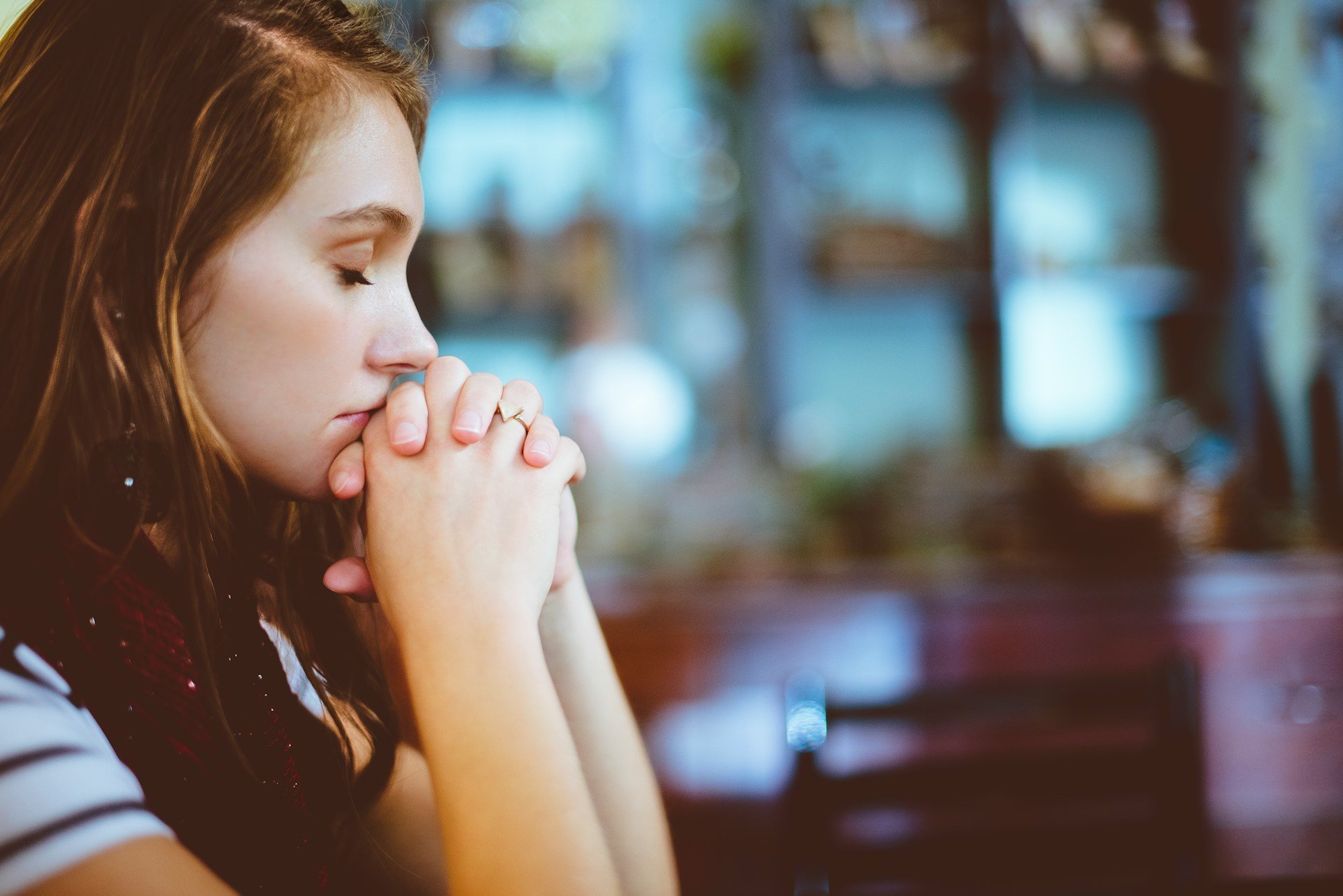 Pesquisa revela impacto positivo da fé cristã na saúde emocional e mental