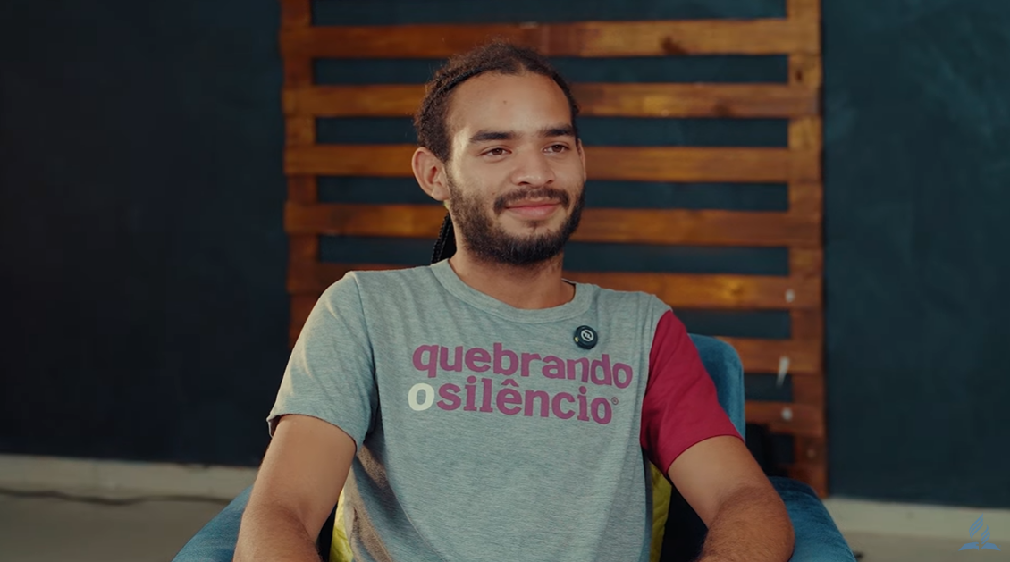 Jovem volta para Jesus e é batizado após receber oração de cristã no Enem: ‘Deus a enviou’