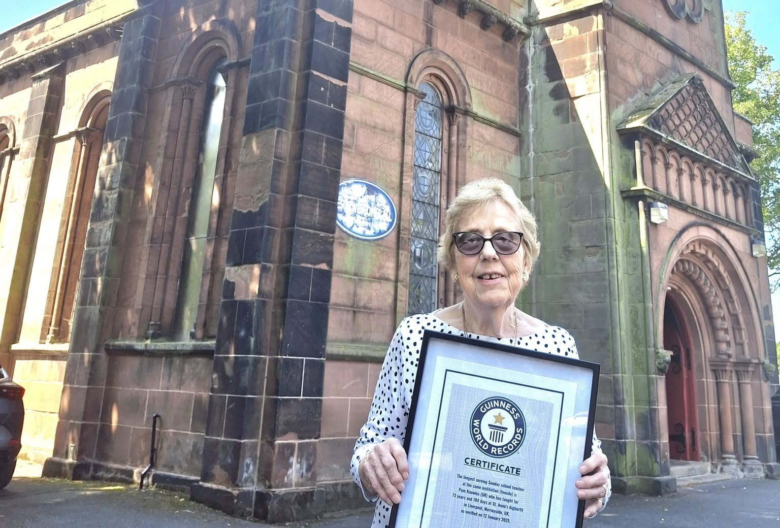 Professora de escola dominical é homenageada na Inglaterra por quase 74 anos de ensino