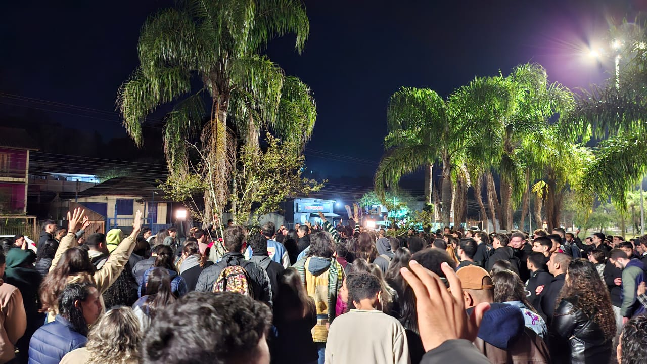 Impedidos de fazer culto na UFRGS, jovens cristãos pregam na rua e levam vidas a Jesus