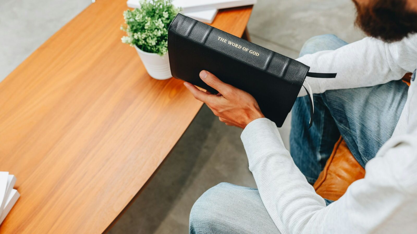 Missionários relatam que guardas foram ‘cegados por Deus’ ao enviar Bíblias no Irã