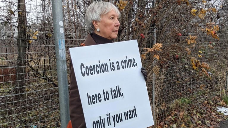 Cristã de 75 anos é absolvida por protesto silencioso perto de clínica de aborto na Escócia