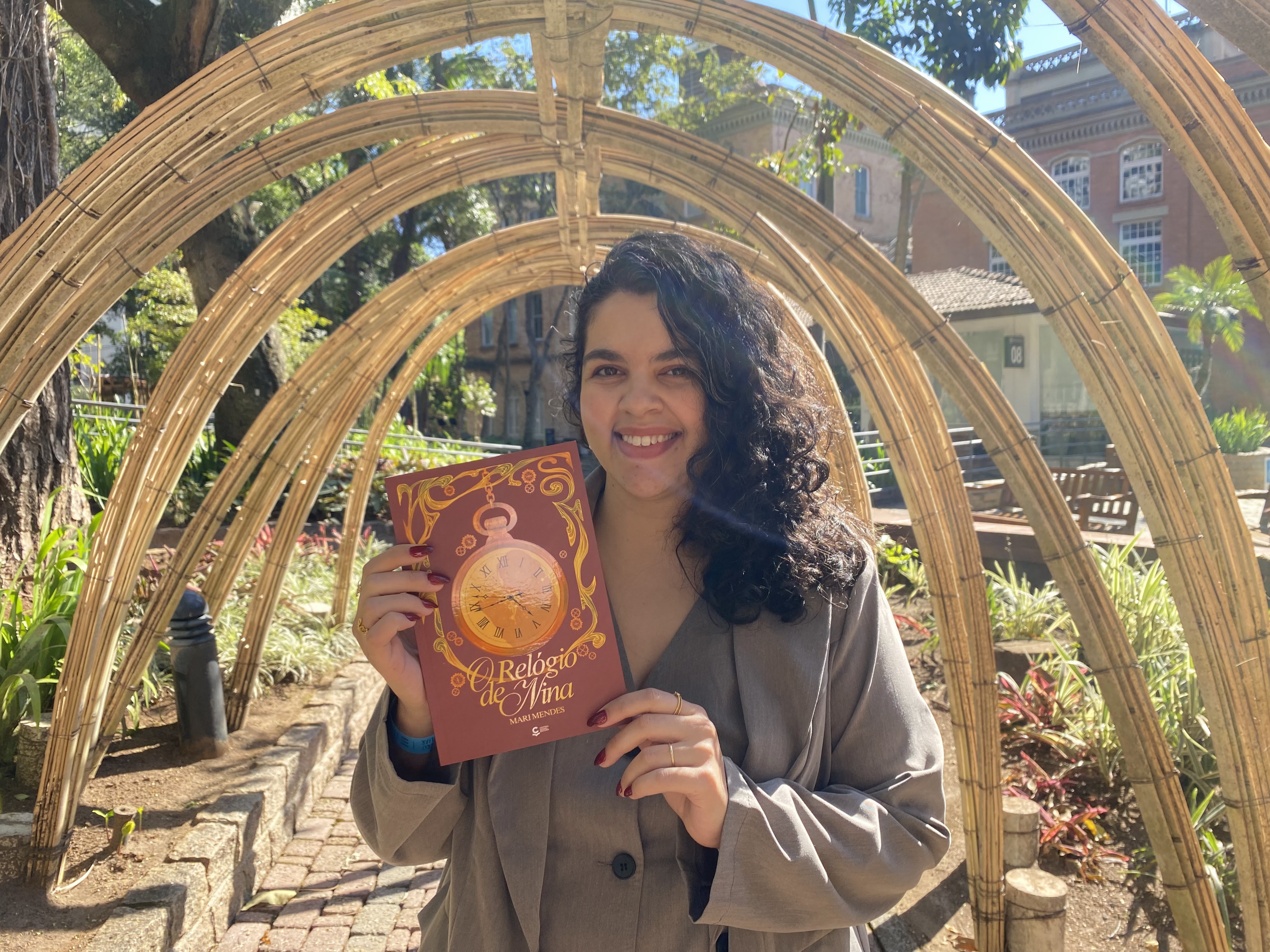 Mari Mendes estreia na ficção cristã com “O Relógio de Nina”