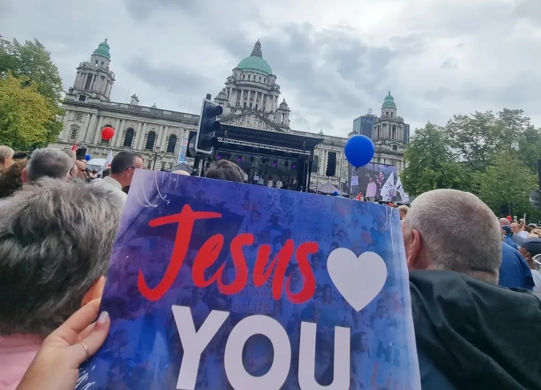 Milhares de cristãos marcham para Jesus na capital da Irlanda do Norte