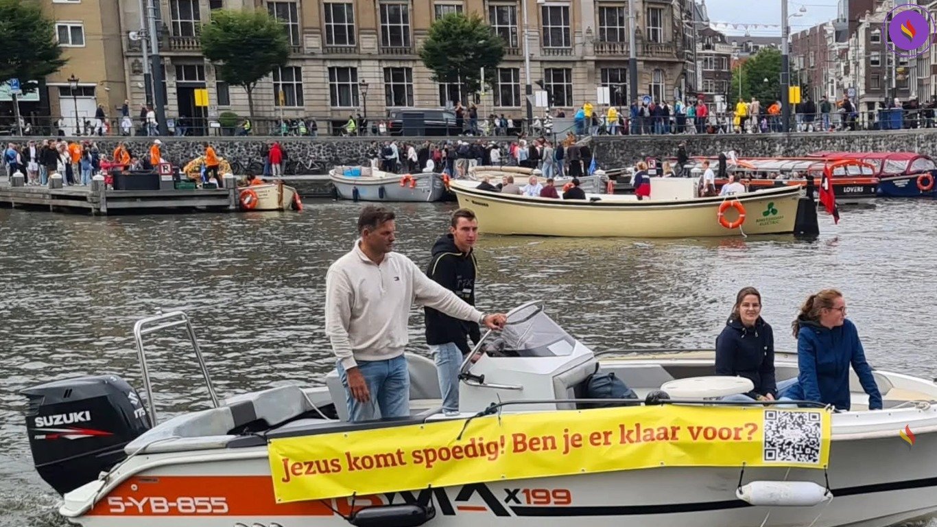 Missão evangeliza com barco em canal de Amsterdã: 