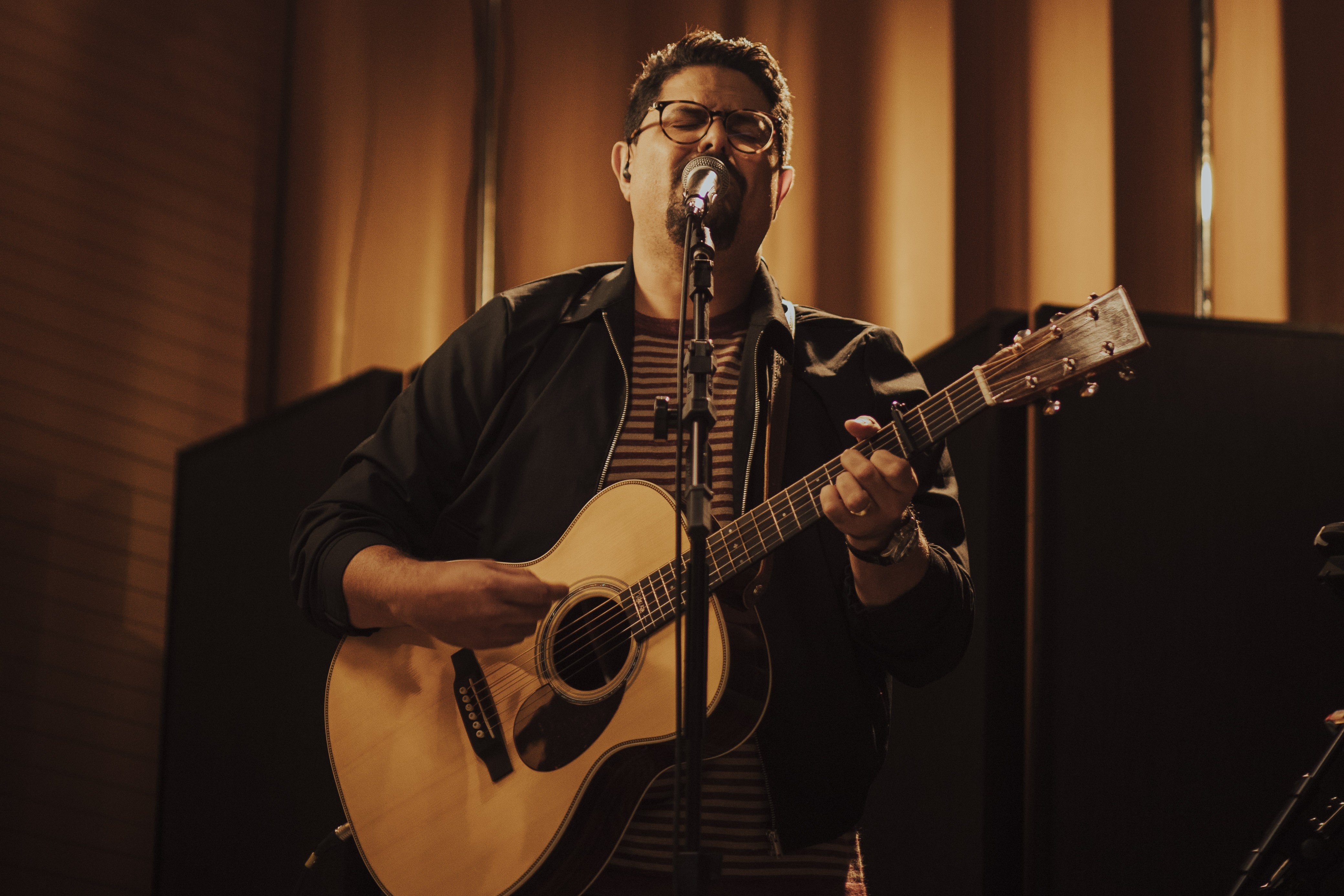 Fred Arrais lança “Que o Nosso Som Acenda a Luz”, faixa de estreia do projeto “Live in SP”