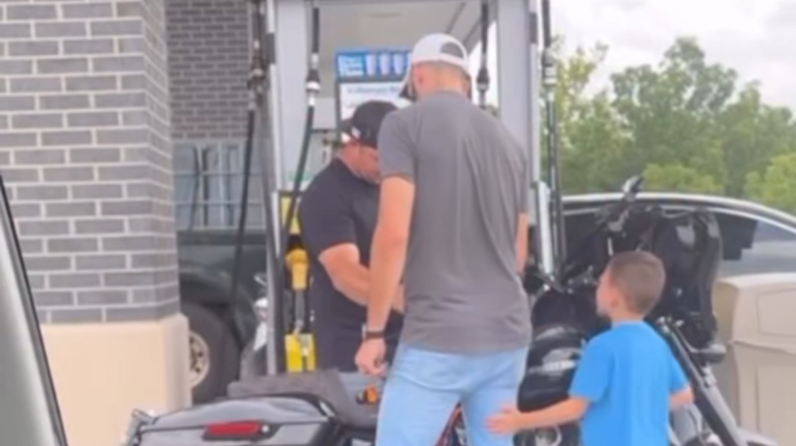 Menino de 5 anos ora por motoqueiro com o pai e homem aceita Jesus
