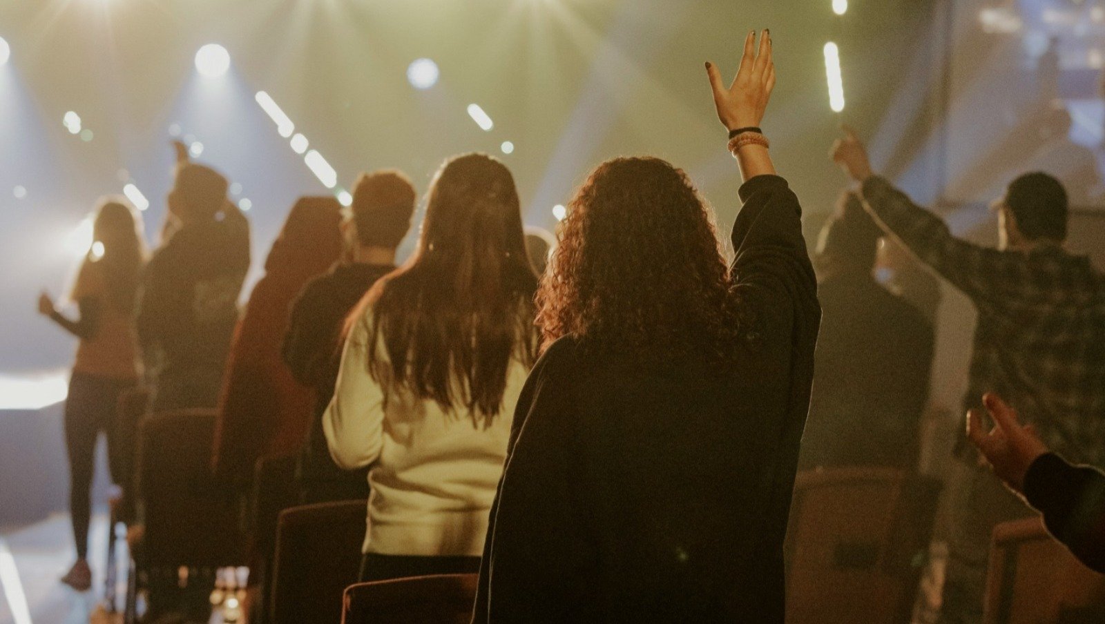 Estudo: Geração Z e Millennials superam as gerações mais velhas na frequência à igreja