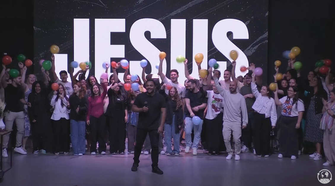 Jovem é curado de daltonismo em retiro: “Deus faz além do que pensamos”