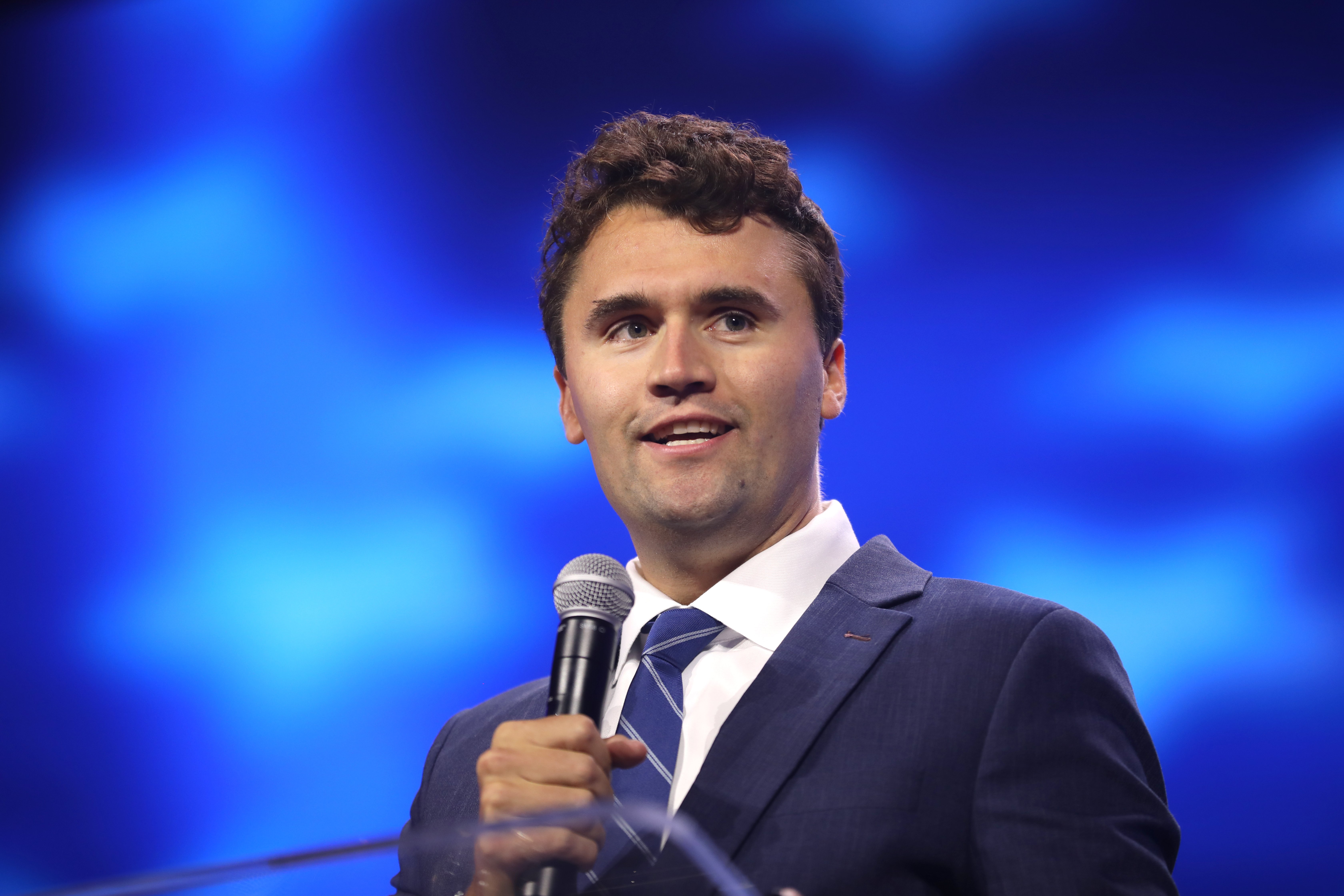 Morre Charlie Kirk, líder conservador evangélico, após sofrer atentado nos EUA