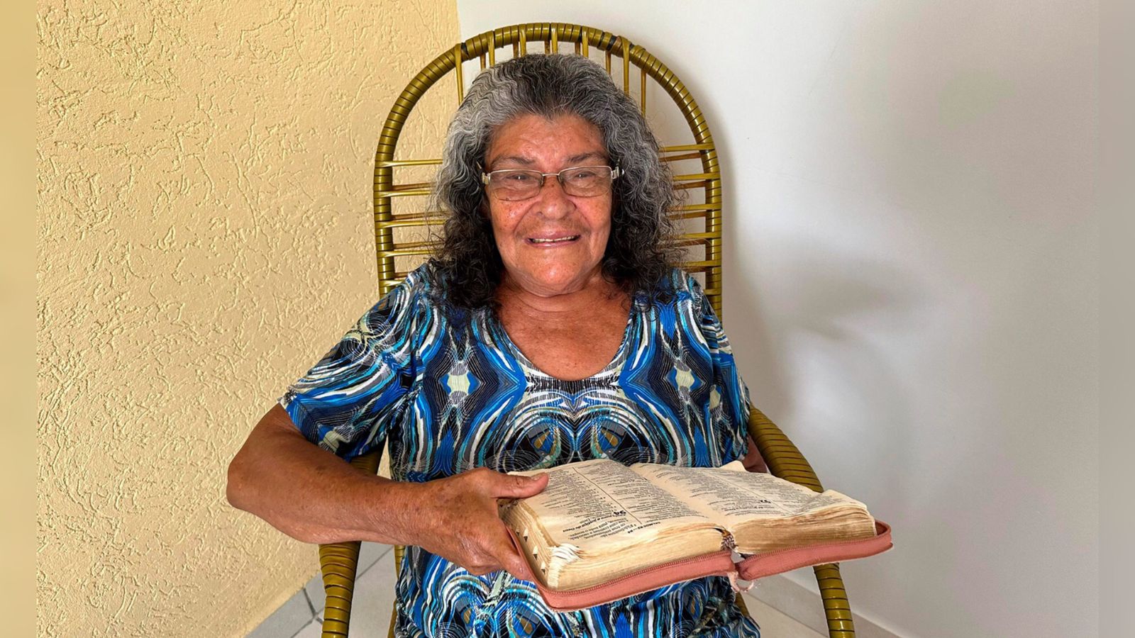 Idosa aprende a ler a Bíblia sozinha e se torna evangelista: “A sabedoria vem de Deus