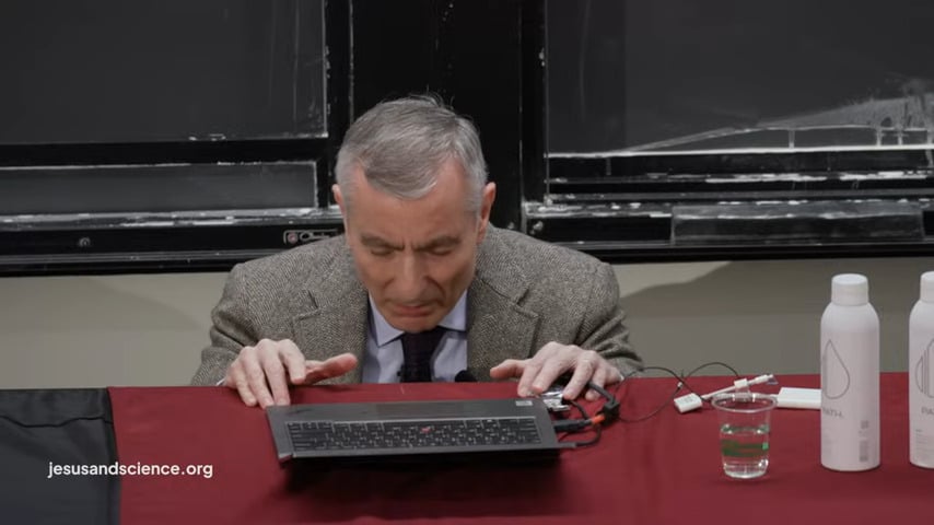 Professor se ajoelha em sala de aula e ora por salvação dos alunos em Harvard