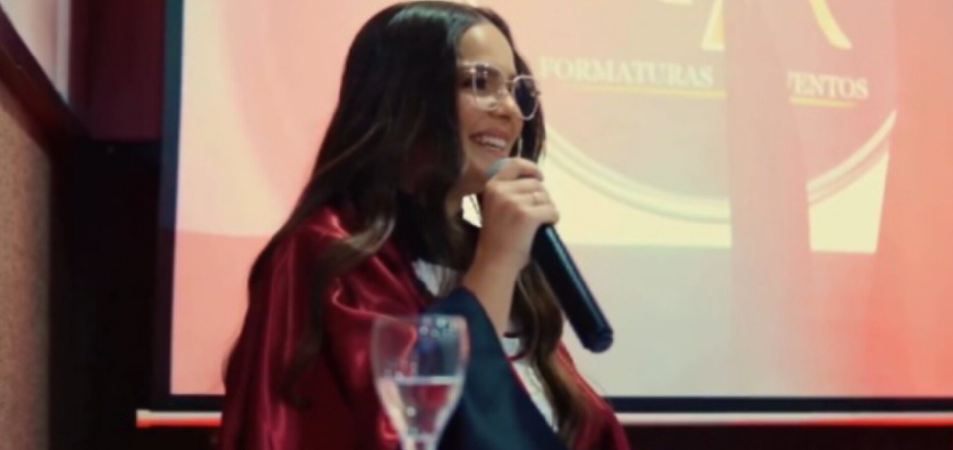 Jovem prega Jesus em discurso de sua formatura: “Ele morreu por você, creia no Evangelho”