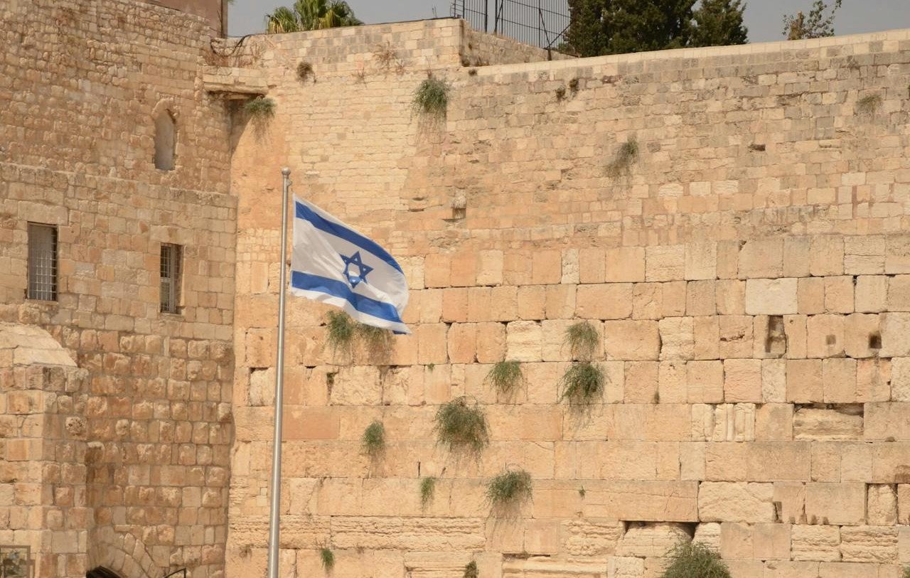 ‘Mídia internacional demoniza Israel e vitimiza o terrorismo’, diz editor judeu-brasileiro 