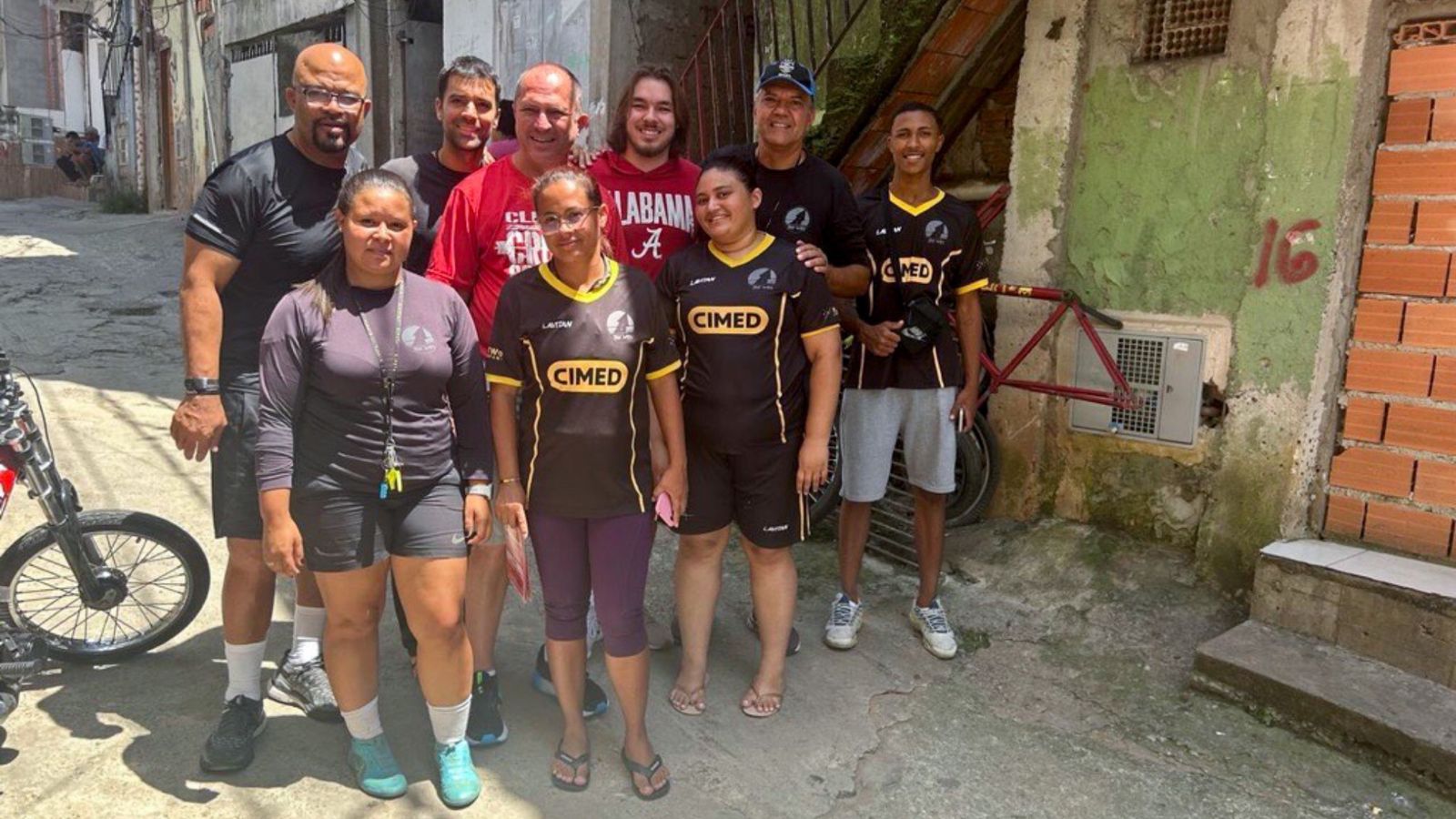 Missionários americanos evangelizam em favela em SP e levam viciada a Jesus